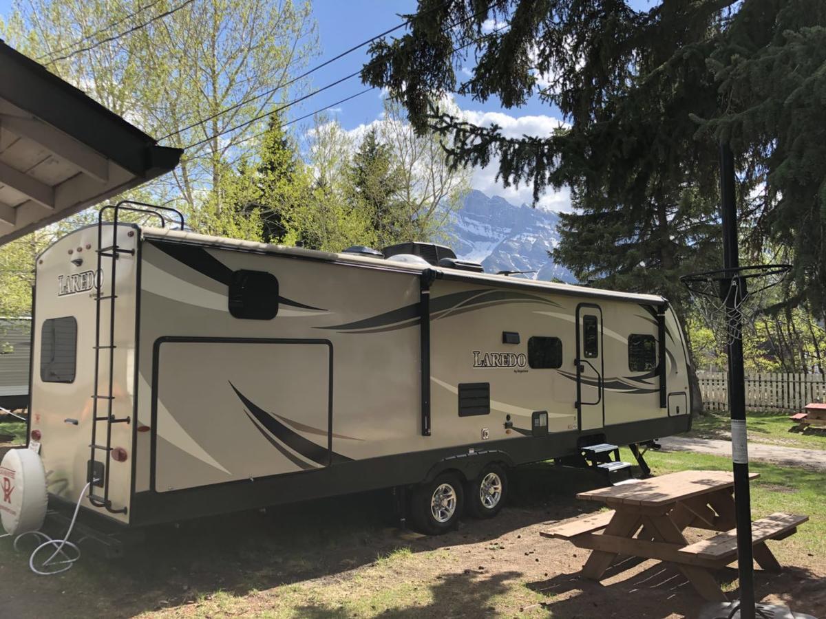 Rundle Mountain Rv Park Hotel Canmore Buitenkant foto
