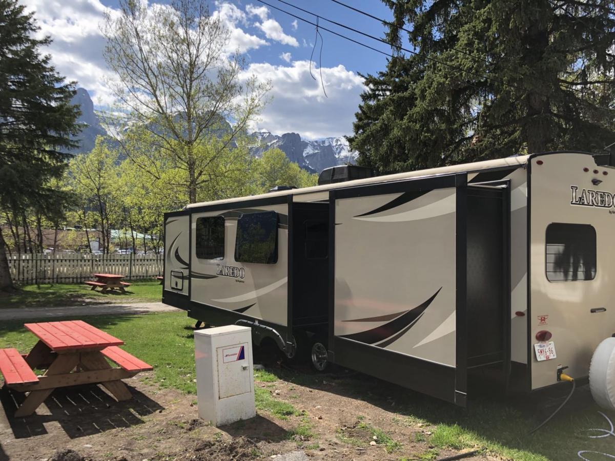 Rundle Mountain Rv Park Hotel Canmore Buitenkant foto